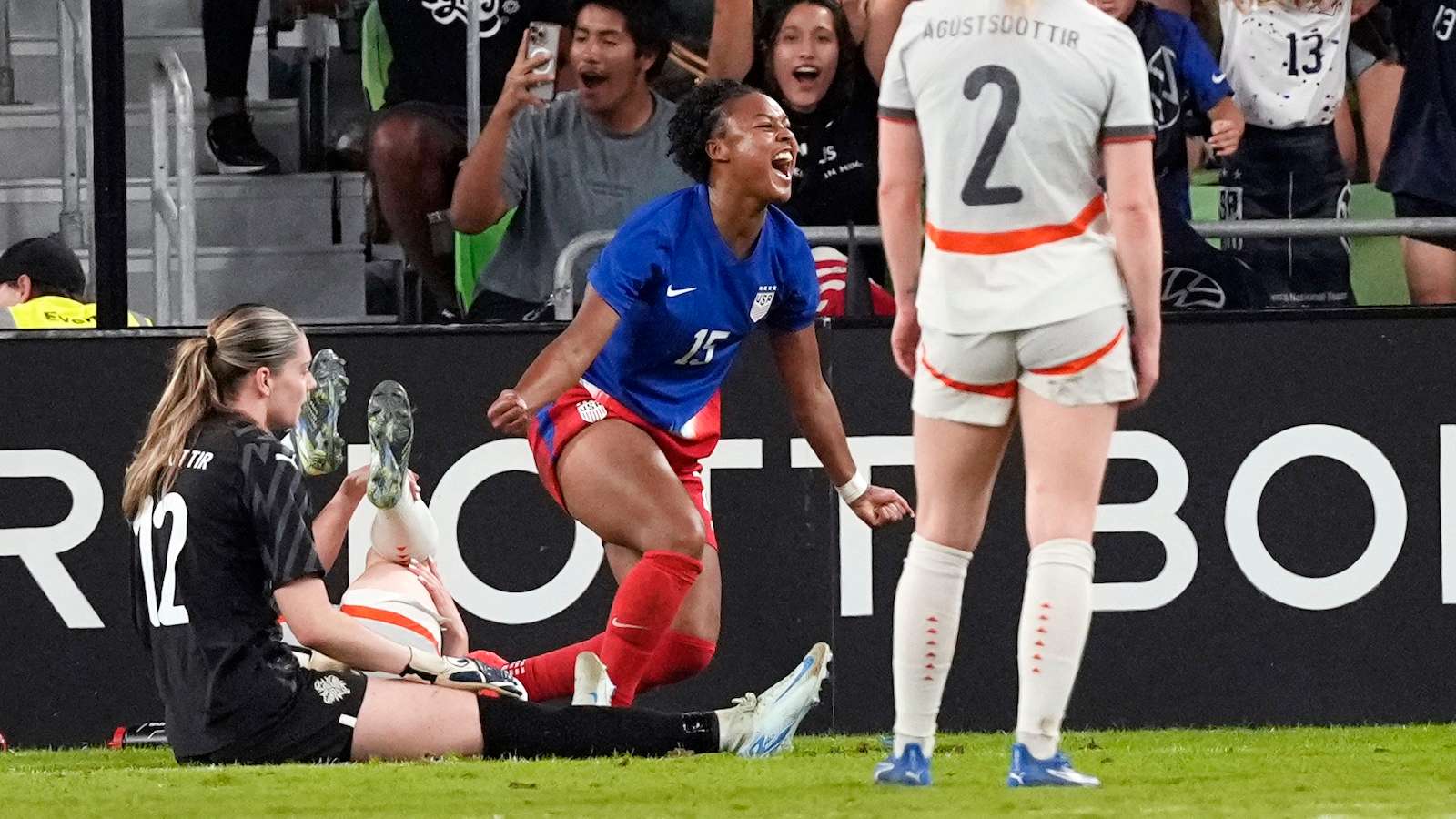 一个看似默 一个看似默